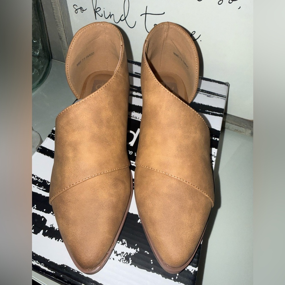 Dolce Vita Tan Slip-On Dorsey Pointed Toe Shoes.
Faux leather
Like New